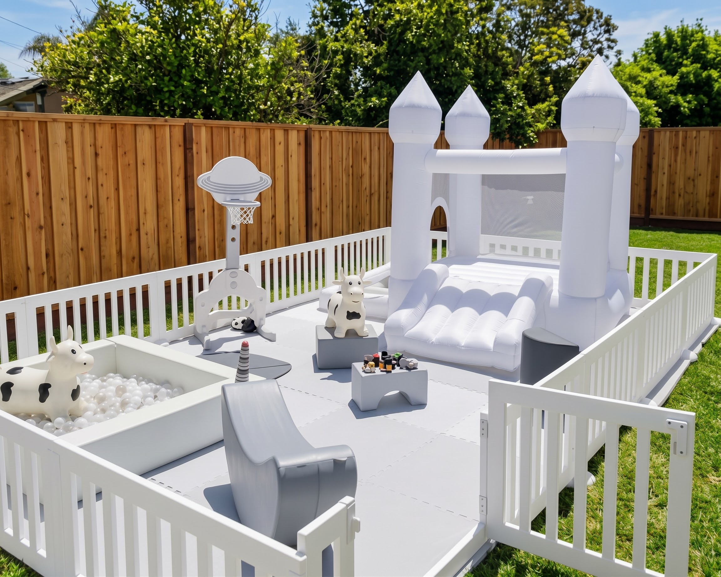 Kids Corner blanc avec château gonflable et piscine à balles pour un baptême