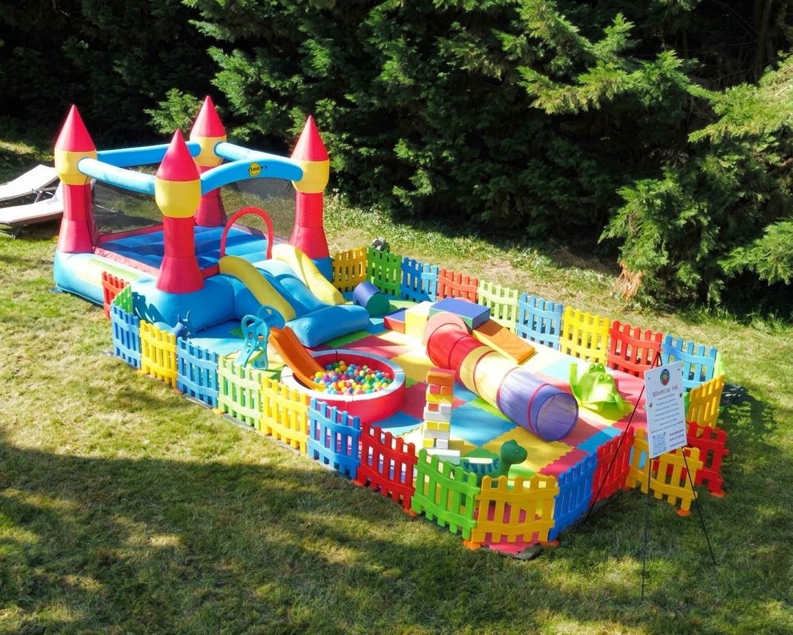 Kids Corner Soft Play aux tons doux installé dans un salon lumineux